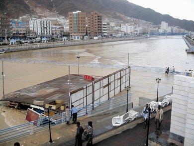 غرق فتاة جراء سيول الأمطار الغزيرة في حضرموت المكلا