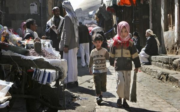 مليشيا الحوثي تختطف  #1635; تجار في صنعاء وتغلق محلاتهم التجارية