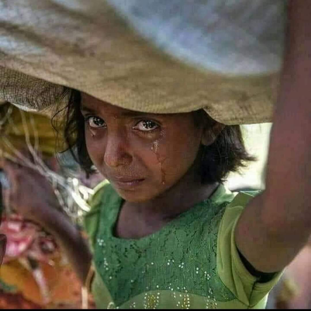 بالصورة: فتاة يمنية تجرح خدها الوردي بدموع غزيرة تحمل أوجاع الطفولة .. شاهد