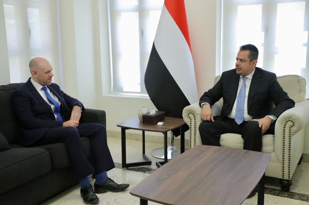 خلال استقباله السفير «ريتشارد أوبنهايم» .. رئيس الوزراء يثنى على الموقف البريطاني الثابت في دعم الشرعية اليمنية
