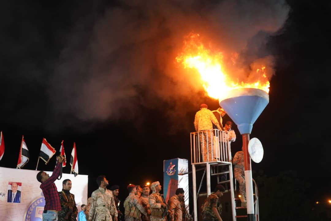 وزير الدفاع يوقد شعلة 26 سبتمبر بمدينة مأرب
