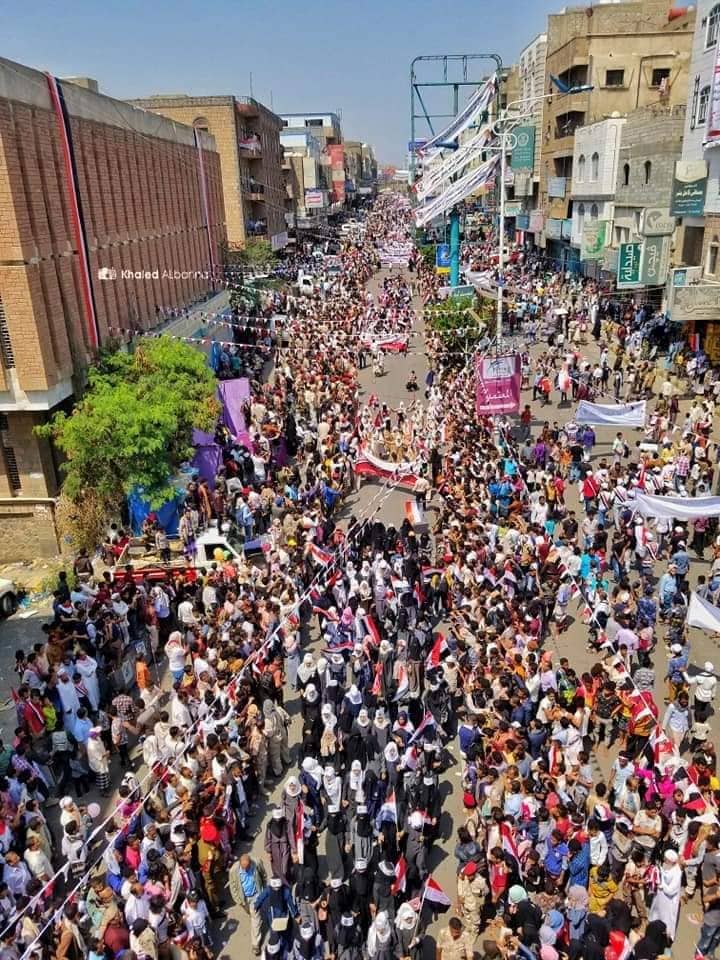 شاهد بالصور.. حشود جماهيرية غفيرة تحتفل بالعيد الـ 57 لثورة 26 سبتمبر بمدينة تعز