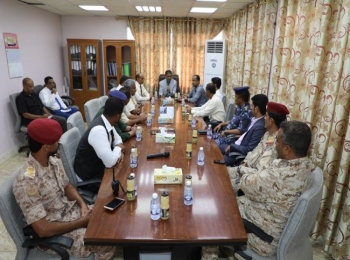 محافظ حضرموت يعقد اجتماعا بقيادة ميناء المكلا لمناقشة تحسين العمل