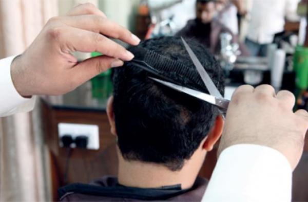 ميليشيا الحوثي تحظر قصات الشعر الحديثة.. وتتوعد المخالفين