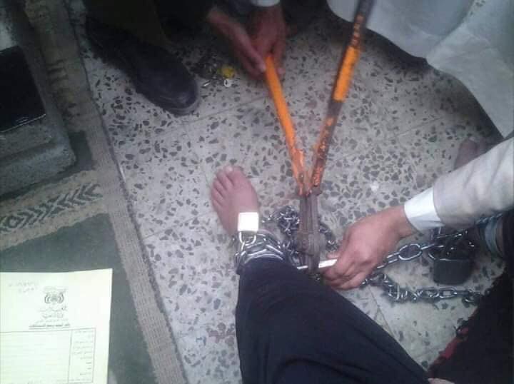  اختطفها من منزل زوجها وهي حامل .. القبض على زوج حبس زوجته بسلاسل اربع سنوات واختتمها بقتل طفلتهم الصغيرة في صنعاء(التفاصيل +  وصوره)