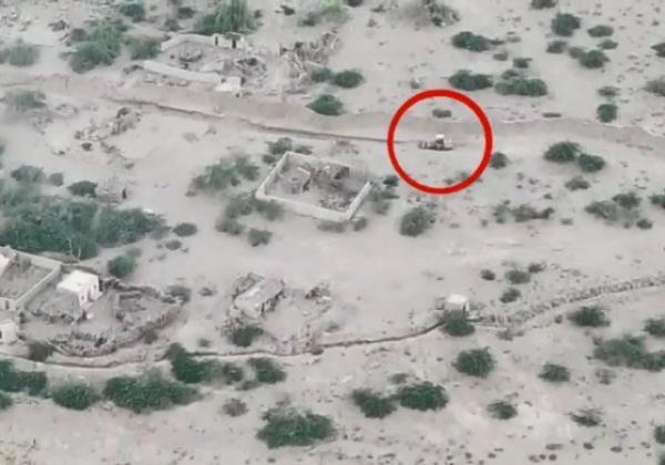 القوات المشتركة تدمّر حفاراً تابعاً لمليشيا الحوثي كان يقوم بحفر خندق بمدينة الحديدة