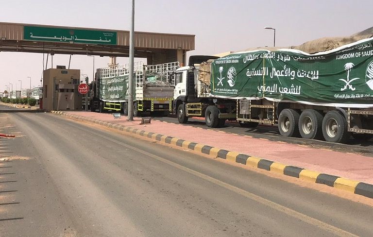 عبور 35 شاحنة منفذ الوديعة تحمل مساعدات تعليمية لثلاث محافظات