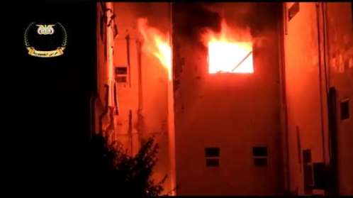 شاهد بالفيديو .. مشاهد أولية للحريق في مستشفى 22 مايو بمدينة الحديدة جراء القصف الحوثي