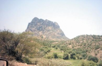 الحوثي يغلق كل ابواب الدخول لمديرية الحٌشا ويختطف عدد من مواطنيها