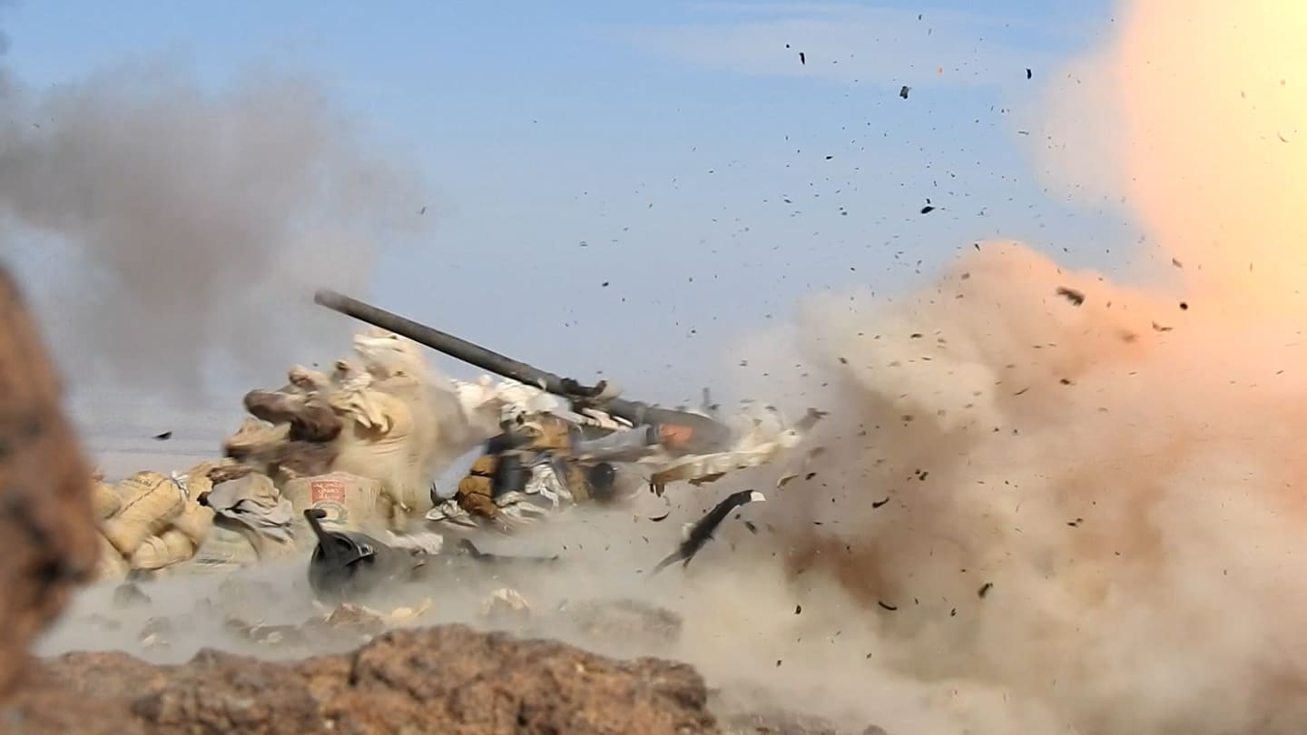 الجيش يستهدف مخزن أسلحة وتجمعات للمليشيات الحوثية في "هيلان" غرب مأرب