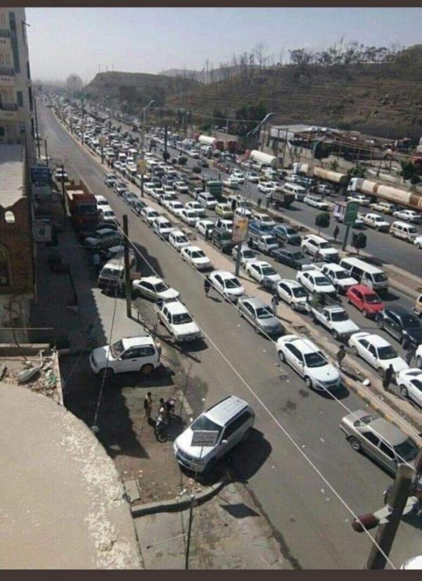 أزمة مشتقات نفطية "مفتعلة" بصنعاء بعد أيام من دخول سفن الوقود