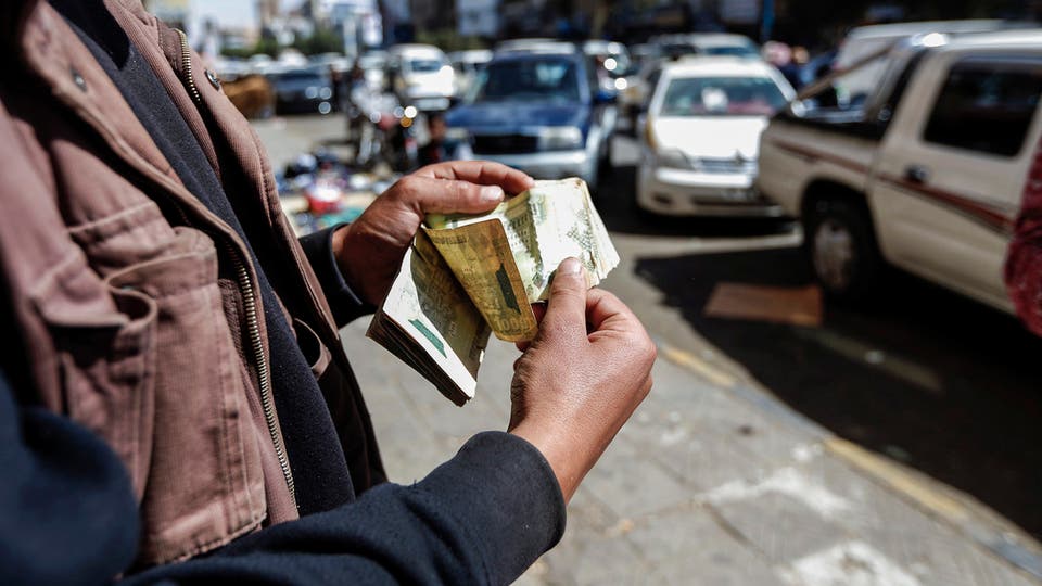 رداً على قرار منع تداول العملة ..إضراب شامل للتجار في مناطق سيطرة الحوثيين