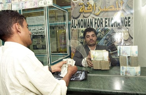 اكاديمي يمني يؤكد أن ايران تقف خلف قرار مليشيات الحوثي الإنقلابية بسحب العملة الوطنية الجديدة من السوق ويكشف السبب