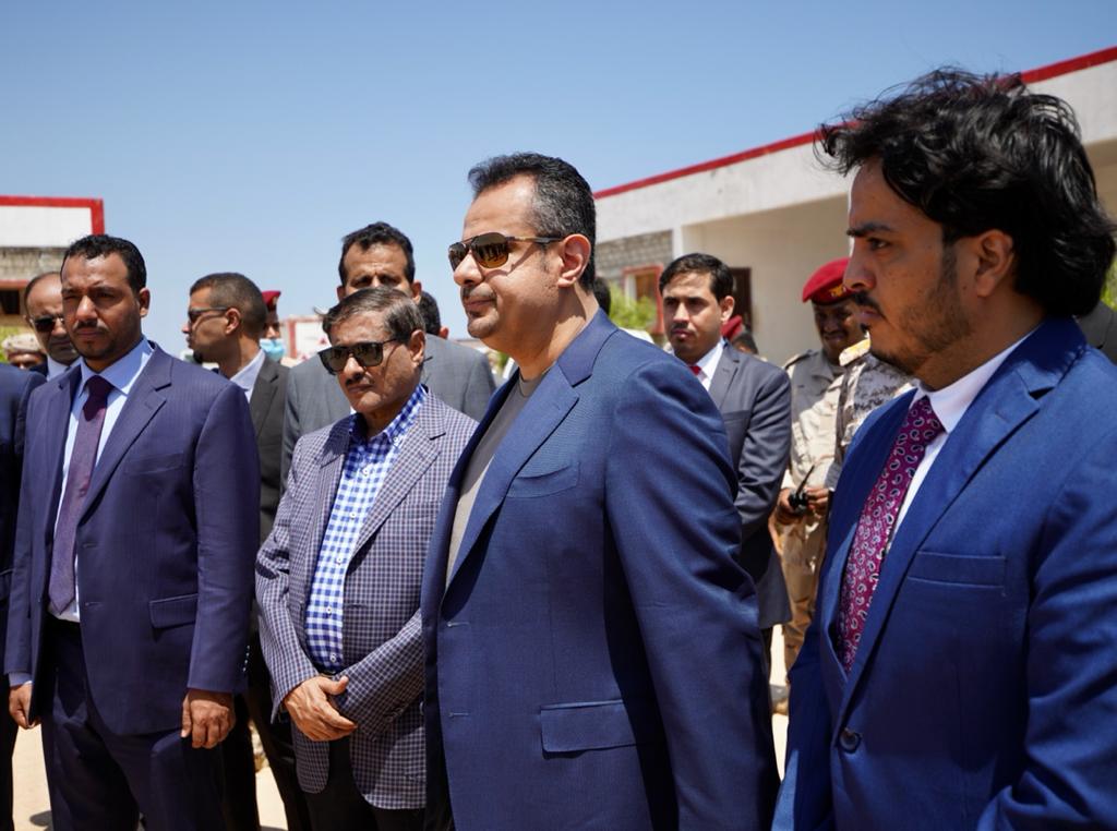 رئيس الوزراء يشيد بجهود العاملين في نزع الألغام ويزور مطار الريان بالمكلا