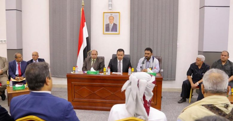 رئيس الوزراء يناقش مع قيادة حضرموت ترتيبات اعادة افتتاح مطار الريان واحتياجات المواطنين الخدمية