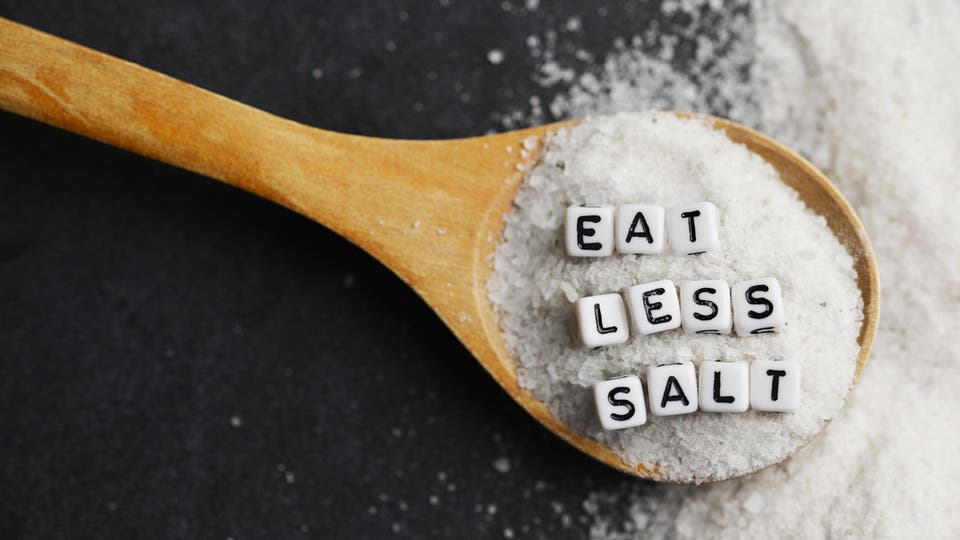 هذا ما يحدث لجسمك إذا أكثرت تناول الملح..! 