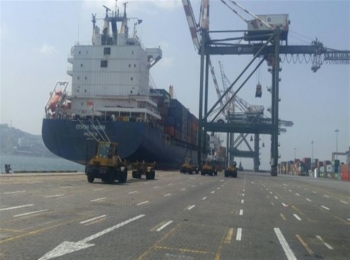 وصول سفينة إلى ميناء عدن على متنها 10 خزانات خاصة بمحطة كهرباء المحافظة