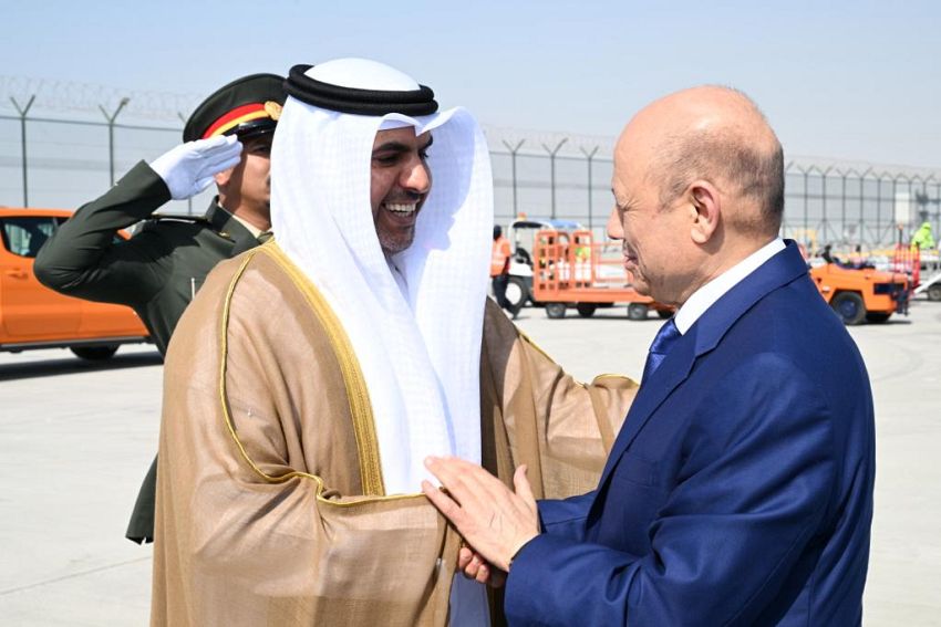 رئيس مجلس القيادة الرئاسي يصل دبي للمشاركة فى قمة المناخ