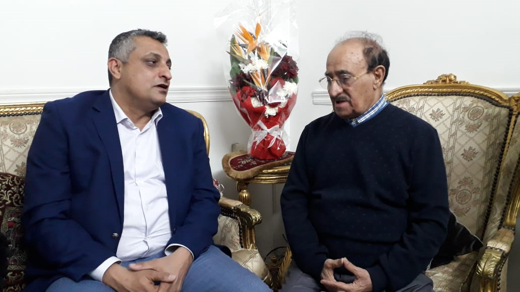 وزير الثقافة يتعهد بحل مشكلة الإقامة والصفة الدبلوماسية لفنان اليمن الكبير احمد السنيدار