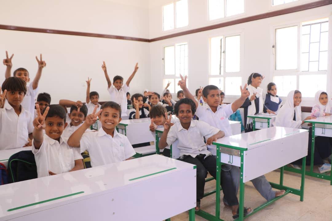 المهرة .. البرنامج السعودي لتنمية وإعمار اليمن يدعم القطاع التعليمي بطاولات وكراسي مدرسية ..«صور وتفاصيل»  