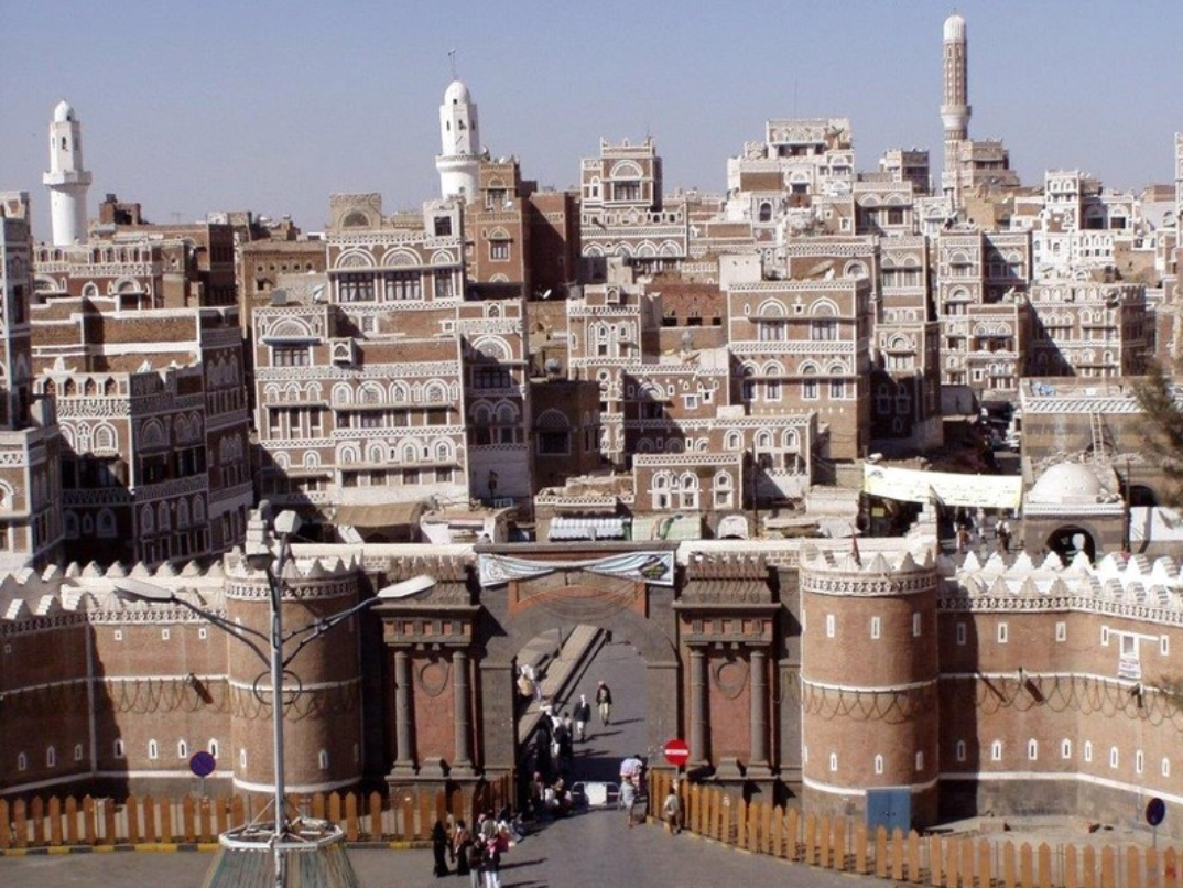 طالب بصرف الرواتب فنشر الحوثيين صوره في مختلف الأزقة كفار من وجه العداله