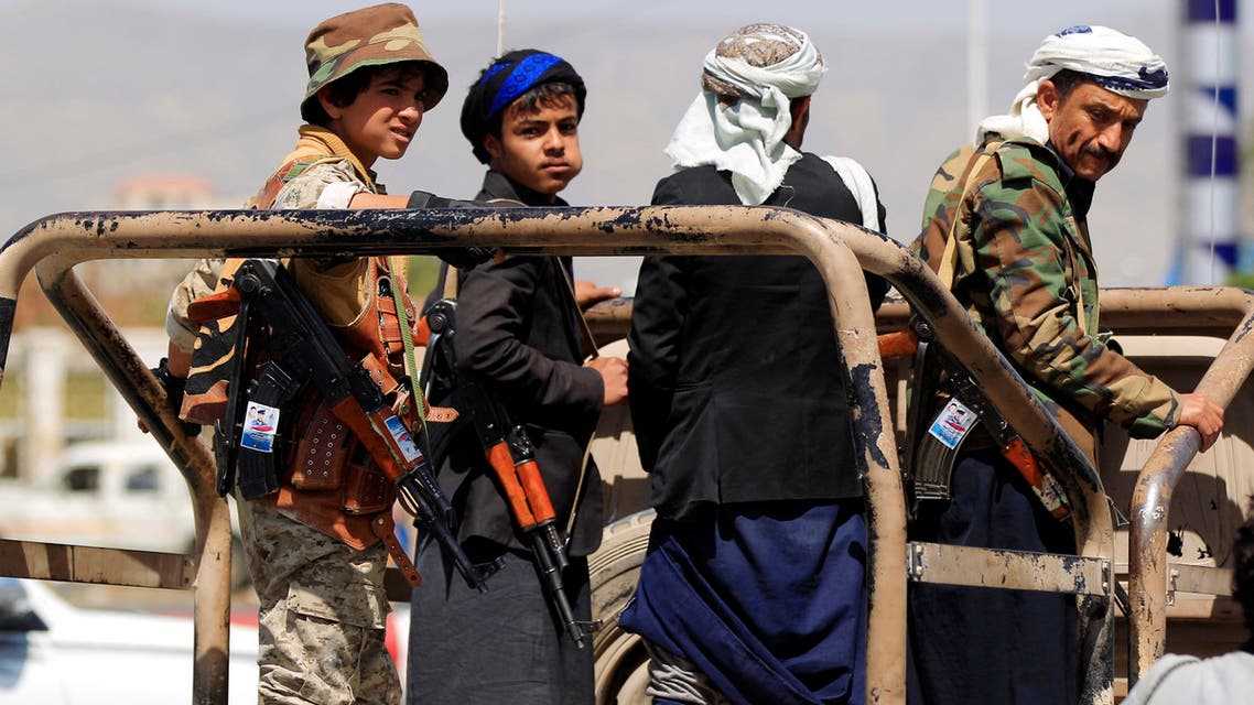 مقاتلو الحوثي يهربون من جبهات القتال وقيادي يعترف باختطافهم