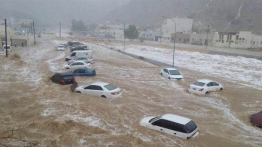 الأرصاد يحذر المواطنين من تدفق السيول مع توقعات باستمرار هطول الأمطار