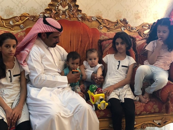وفاة زوجين يمنيين وإصابة أطفالهما الخمسة بحادث مروري بالسعودية "صورة"