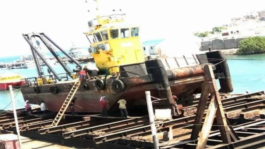 ميناء عدن يصدر بيان هام بشأن بيع قاطرة تابعه له