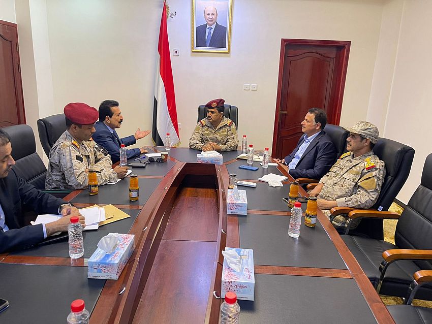 وزير الدفاع يناقش مع محافظ الجوف وقائد المحور الوضع الميداني في جبهات القتال
