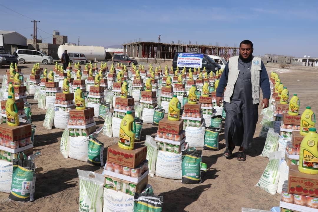 مؤسسة يماني تنفذ مشروع توزيع السلة الغذائية لنازحي محافظة حجة في مأرب 