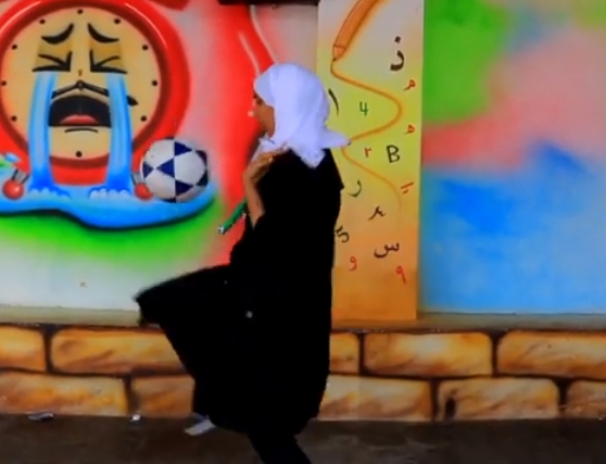 شاهد بالفيديو.. اول شابة يمنية تتجاوز عادات المجتمع وتلعب كرة القدم