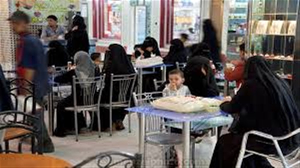 "العفو الدولية" تعلق على قرار منع الحوثيين للنساء من العمل في المطاعم