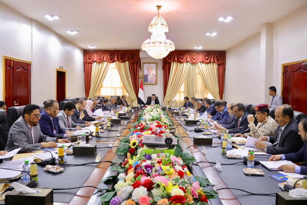 مجلس الوزراء يناقش في اجتماع استثنائي تعزيز العلاقة مع شركاء اليمن في التنمية