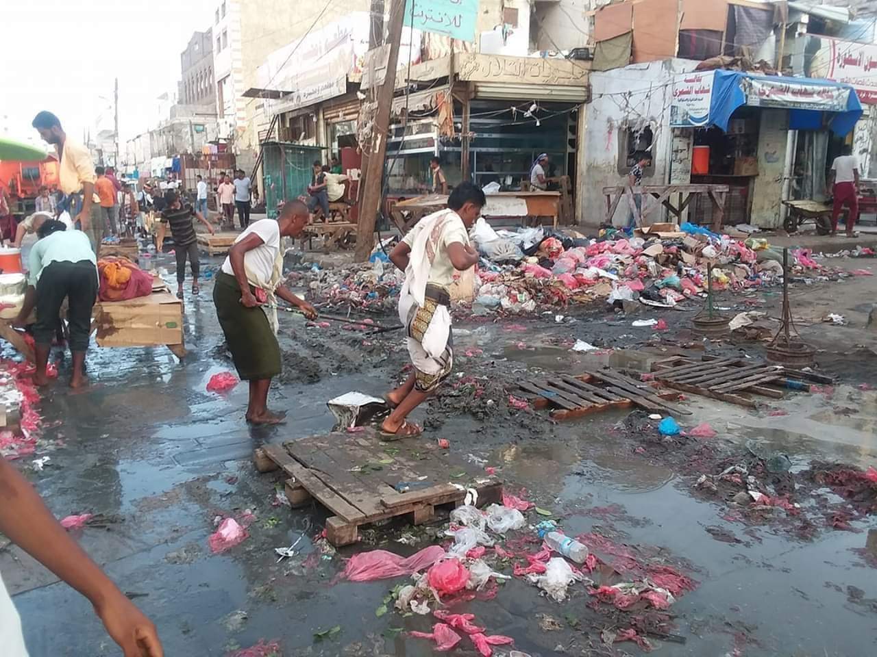 شاهد صورة محزنة ومخزيه من وسط مدينة عدن