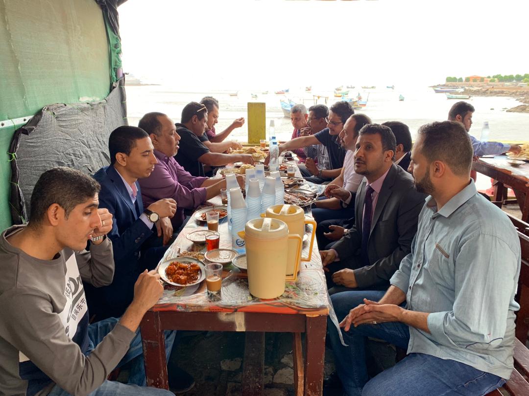 في مطعم شعبي بوسط عدن.. رئيس الوزراء يلتقي نجوم الكرة اليمنية ويبحث معهم تطوير الرياضة في بلادنا