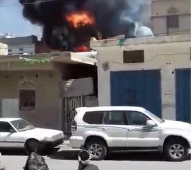 حريق هائل يلتهم خزان نفط سري يتبع احد تجار الحوثيين بصنعاء (تفاصيل)