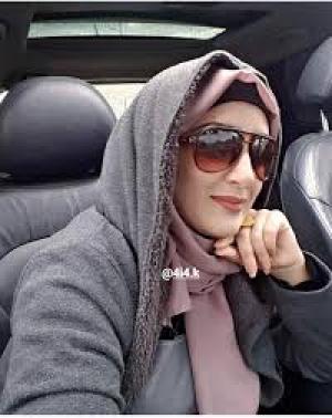 شاهد ما فعلته مذيعة يمنية شهيرة بداخل سيارتها من أحد شوارع العاصمة صنعاء
