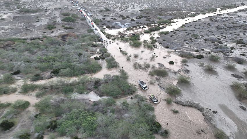 جهود حكومية لفتح الطرق المتضررة بالرياح والأمطار والسيول في لحج وأبين وشبوة