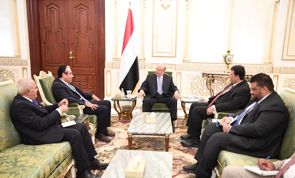 الرئيس هادي يلتقي محافظ البنك المركزي ونائبه في الرياض