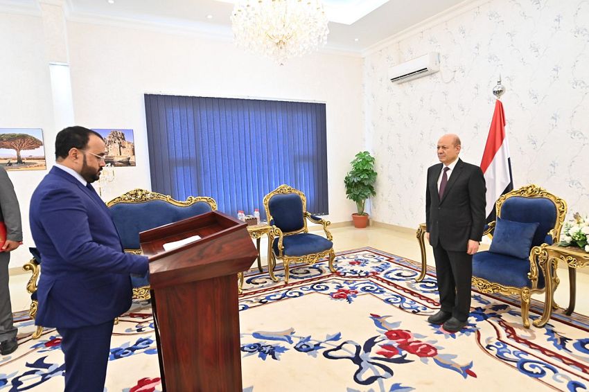 وزير الاشغال وسفير اليمن لدى اليابان يؤديان اليمين الدستورية امام رئيس مجلس القيادة الرئاسي