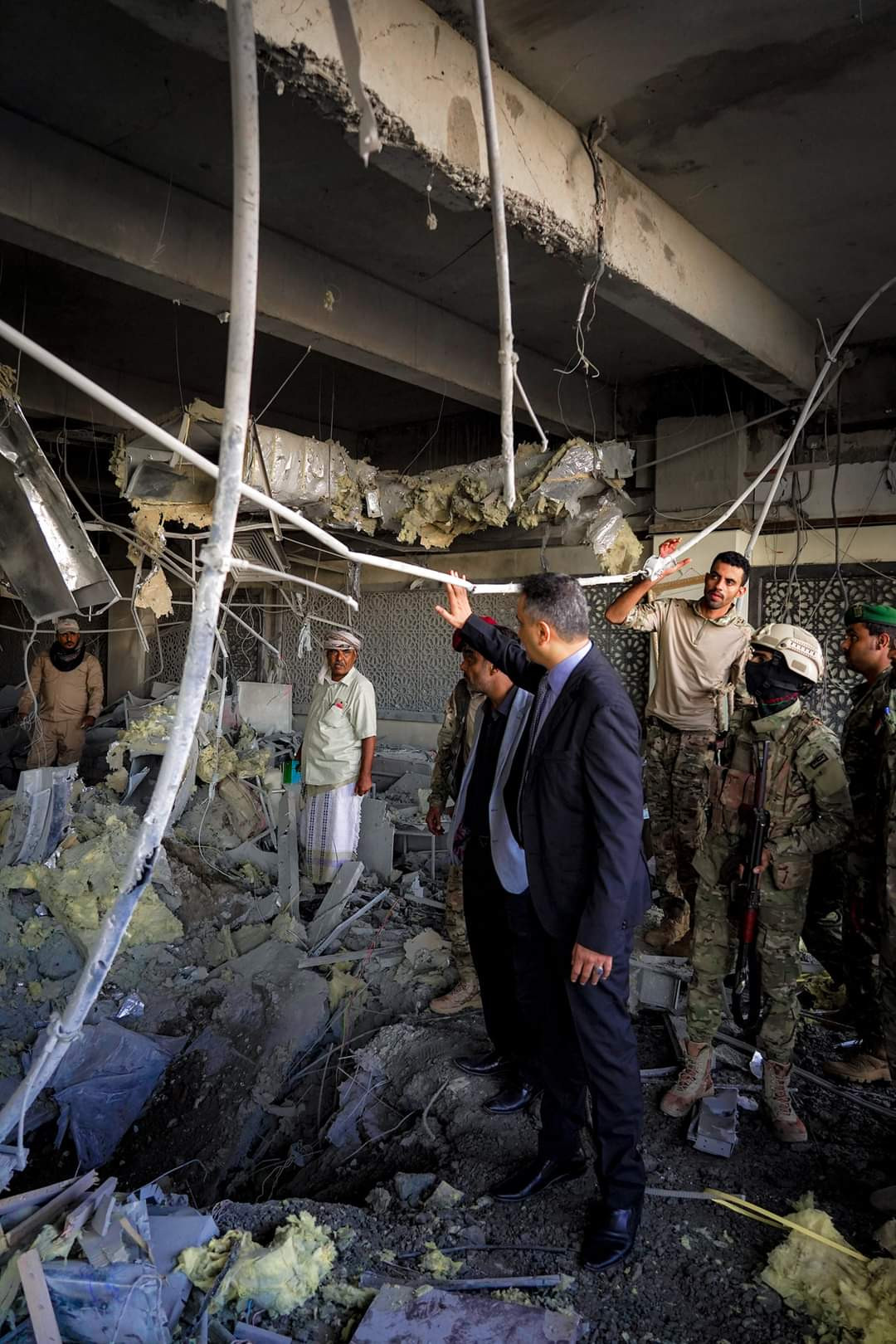 المحافظ لملس ووزير النقل يقومان بزيارة إلى مطار عدن للاطلاع على الأضرار التي لحقت به (صور)