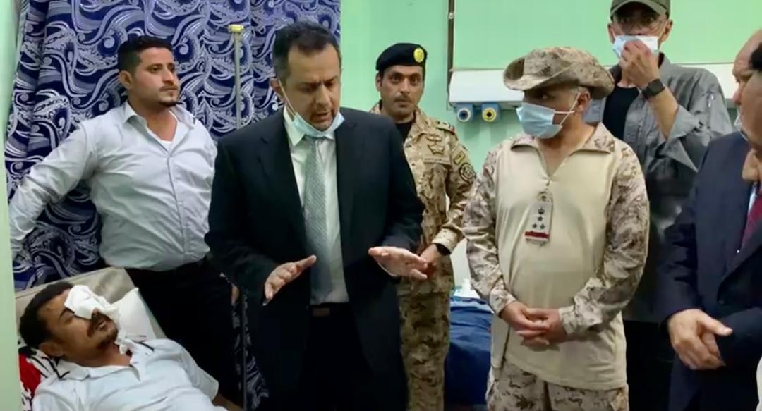 رئيس الوزراء يوجه بصرف تعويضات عاجلة لأسر شهداء الهجوم الإرهابي بمطار عدن ورعاية الجرحى