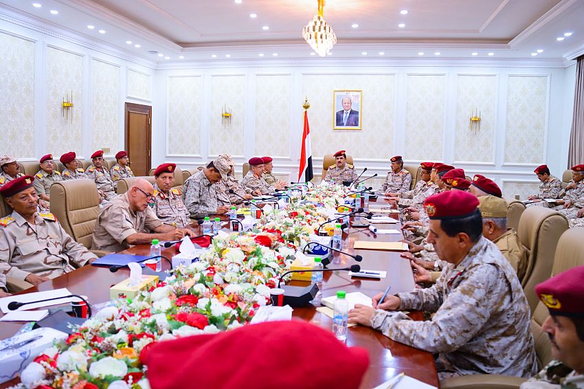 وزير الدفاع يترأس اجتماعاً لقيادة القوات المسلحة ويؤكد تأييد المؤسسة العسكرية لإجراءات البنك المركزي