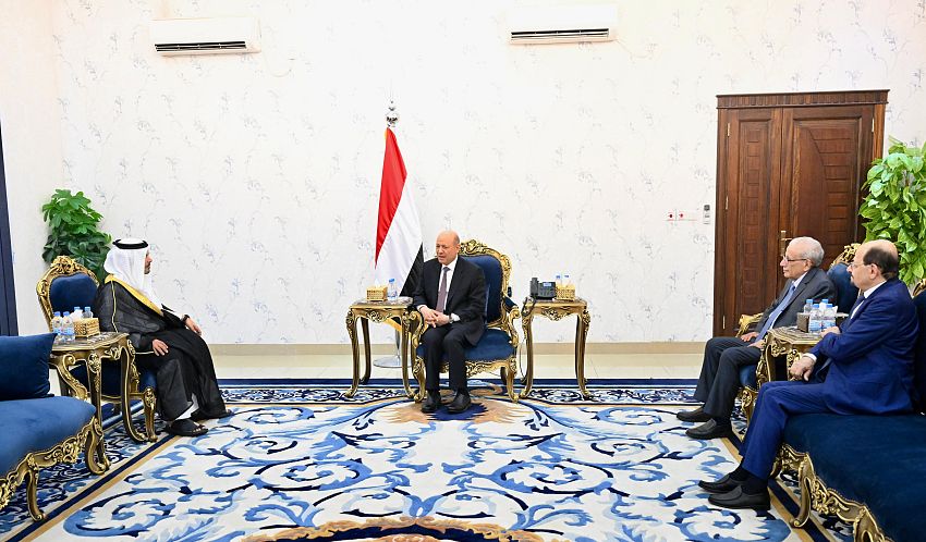 رئيس مجلس القيادة يتسلم في عدن اوراق اعتماد سفير مملكة البحرين