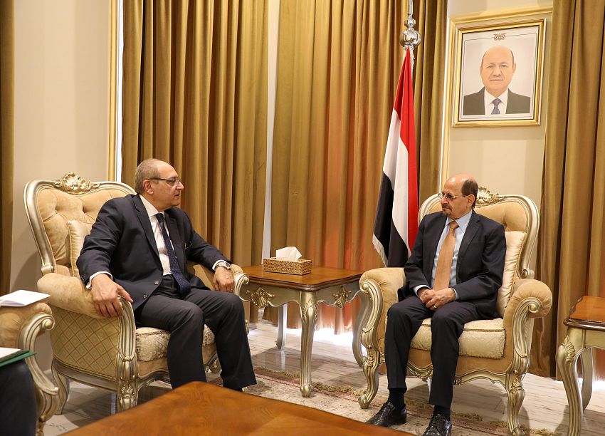 وزير الخارجية يبحث مع السفير المصري تعزيز مجالات التعاون الثنائي بين البلدين