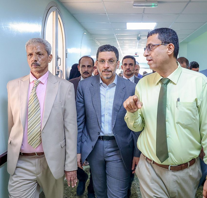 رئيس الوزراء يشيد بجهود قيادة السلطة المحلية في محافظة لحج   
