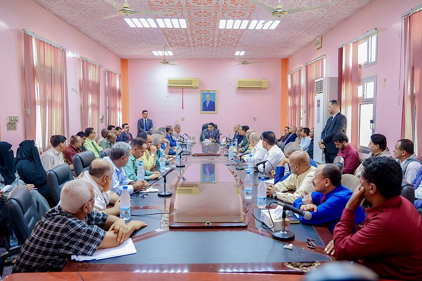 رئيس الوزراء يترأس اجتماع لقيادات المكتب التنفيذي في محافظة لحج